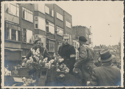 879269 Afbeelding van vermoedelijk een commandant van de Binnenlandse Strijdkrachten (BS) te Utrecht, met enkele ...